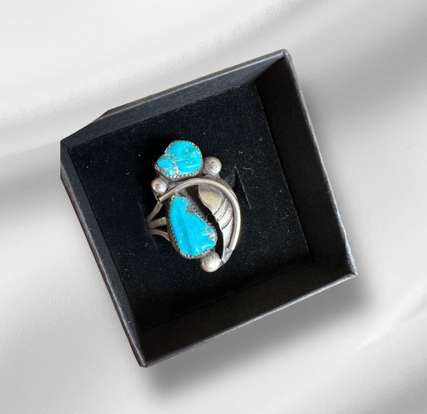 Vintage artisan-made Turquoise ring. set with silver leaves. sz. 8