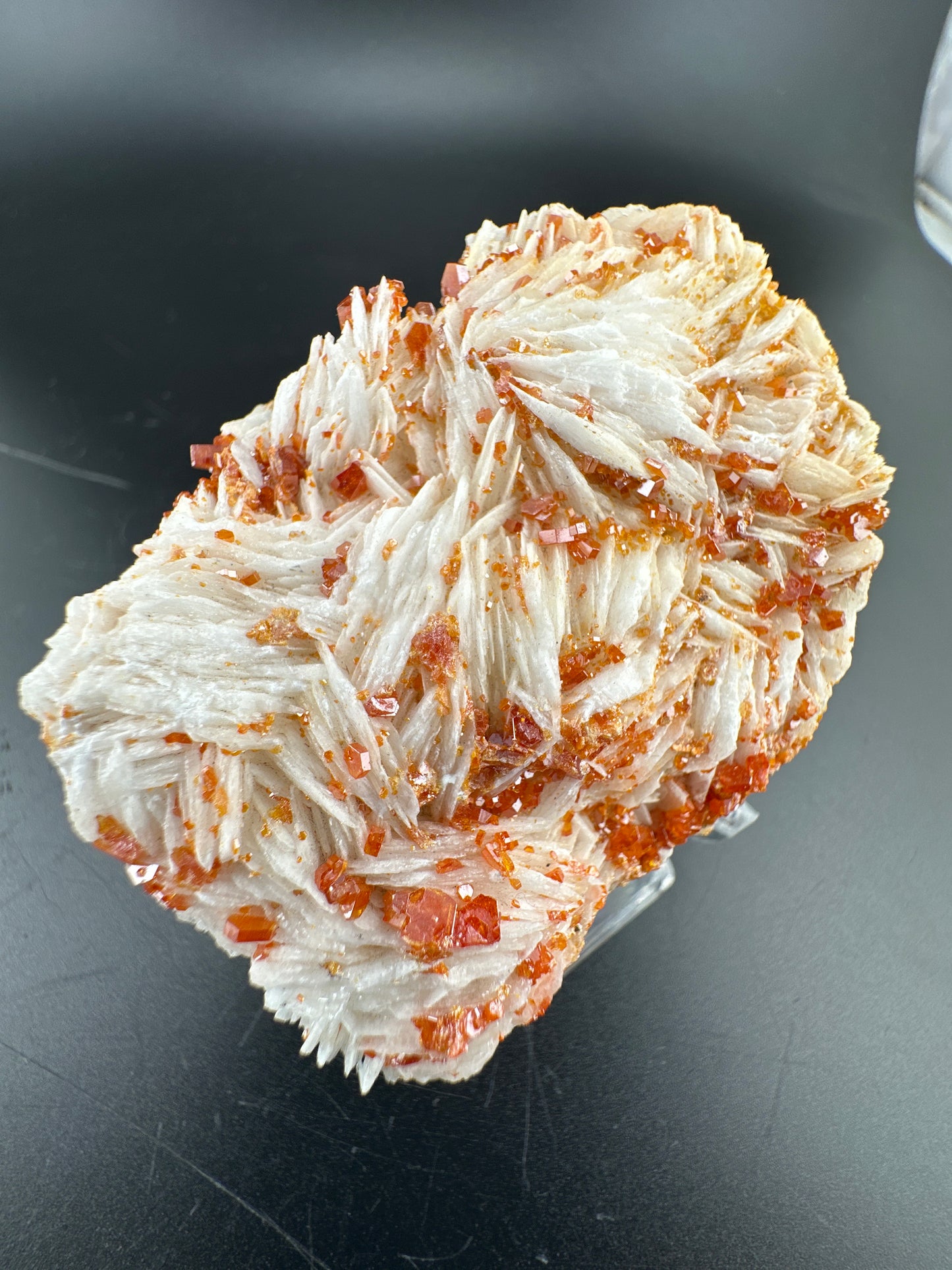 Vanadinite on Baryte