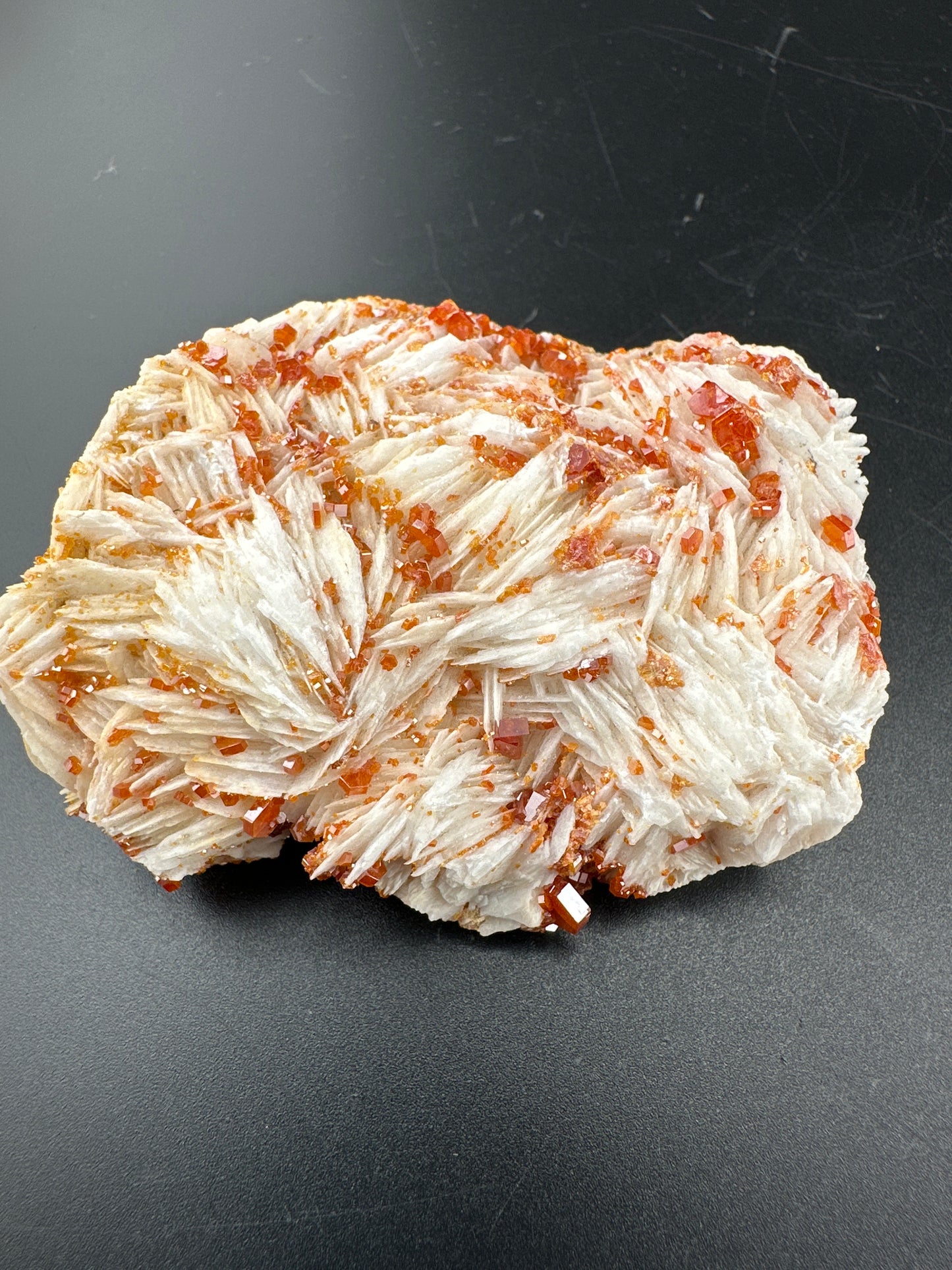 Vanadinite on Baryte