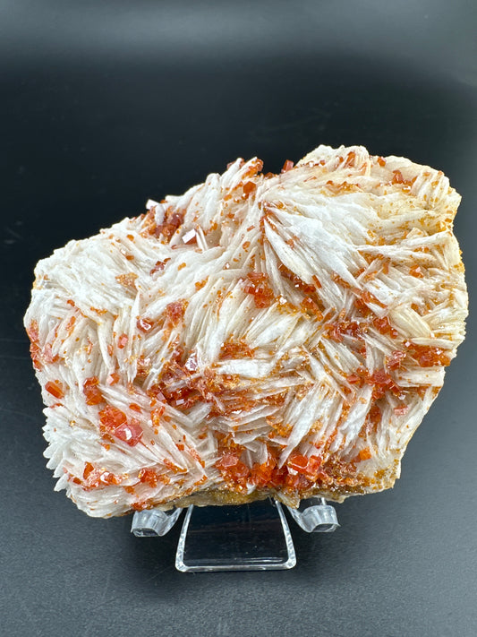 Vanadinite on Baryte