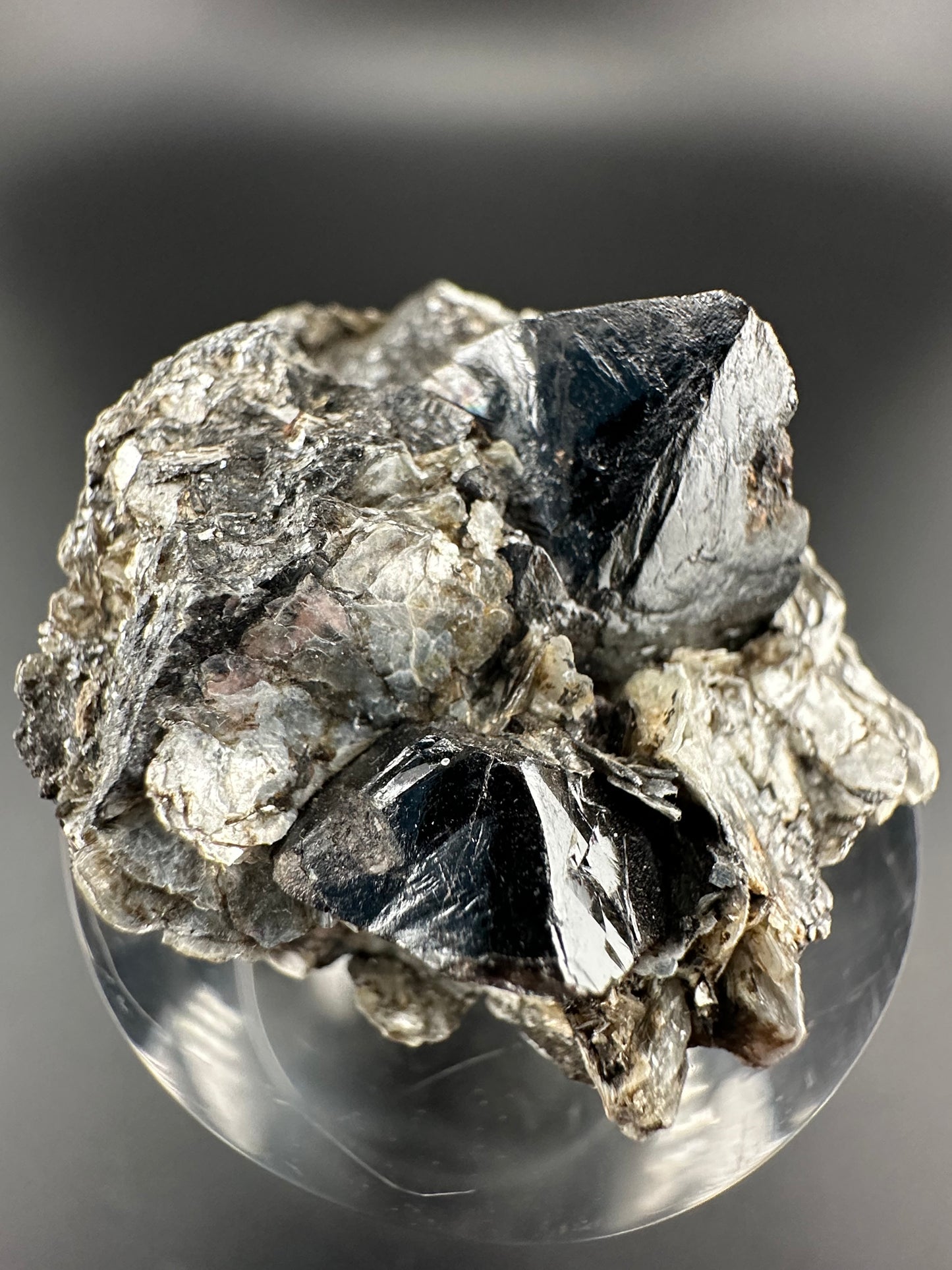 Cassiterite on Muscovite, Sichuan