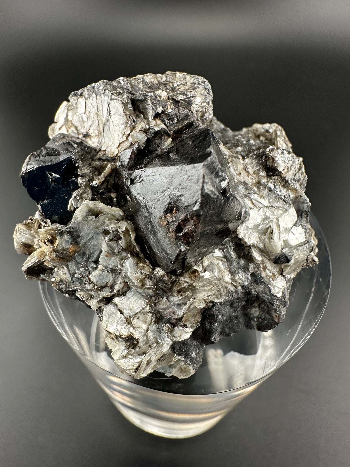 Cassiterite on Muscovite, Sichuan